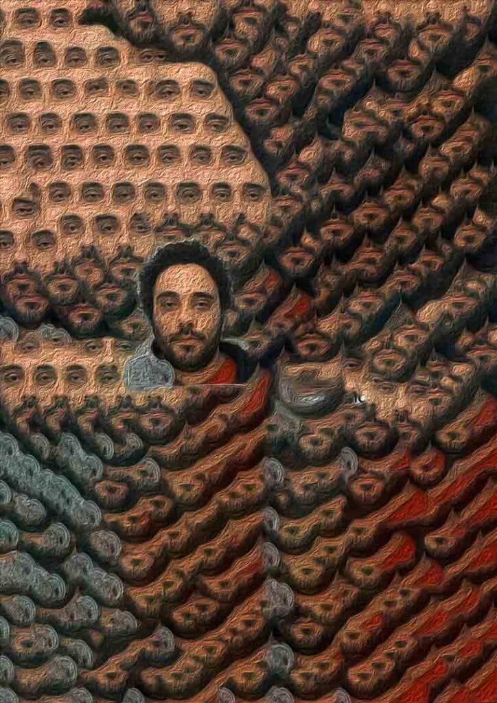 Portrait central entouré de multiples visages répétés, dans une composition dense et organique évoquant la pareidolie, la foule intérieure et la fragmentation du regard.