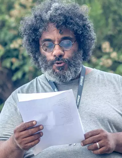fredJeanGil lisant un poème en plein air